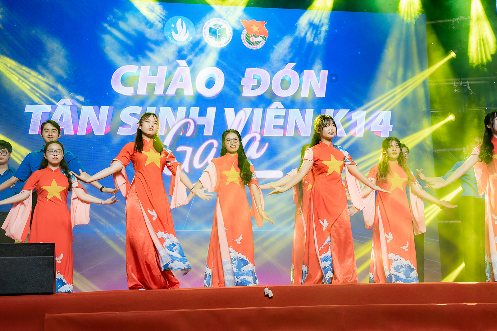 Rực rỡ đêm Gala chào đón tân sinh viên K14