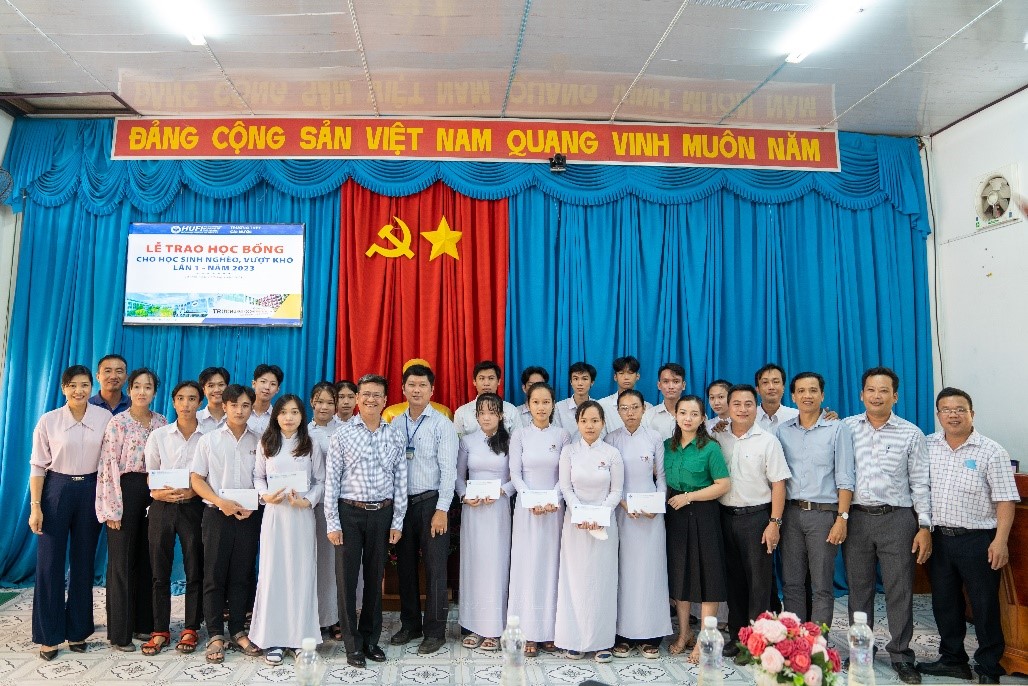 HUFI trao học bổng cho các em học sinh khó khăn, vượt khó tại Trường THPT Cái Nước, Cà Mau