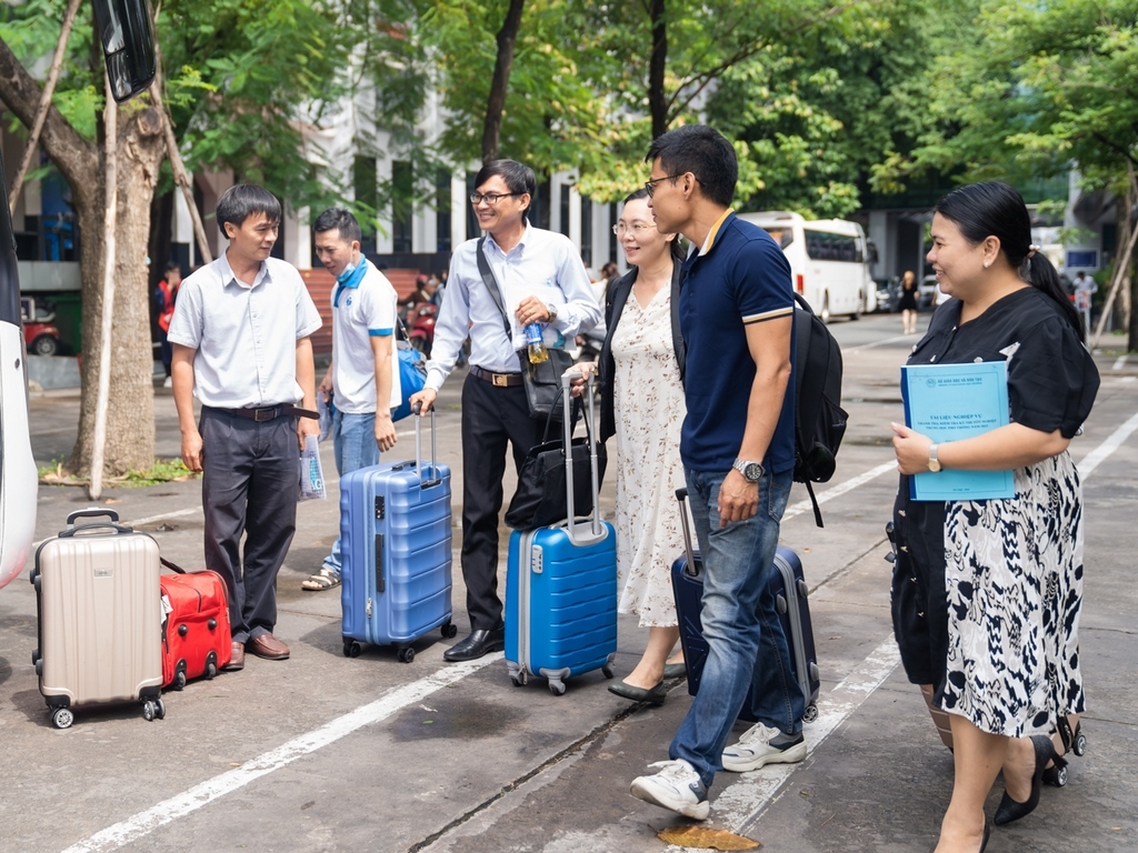 Cán bộ, giảng viên trường ĐH Công nghiệp Thực phẩm TP.HCM lên đường đi kiểm tra thi tốt nghiệp THPT