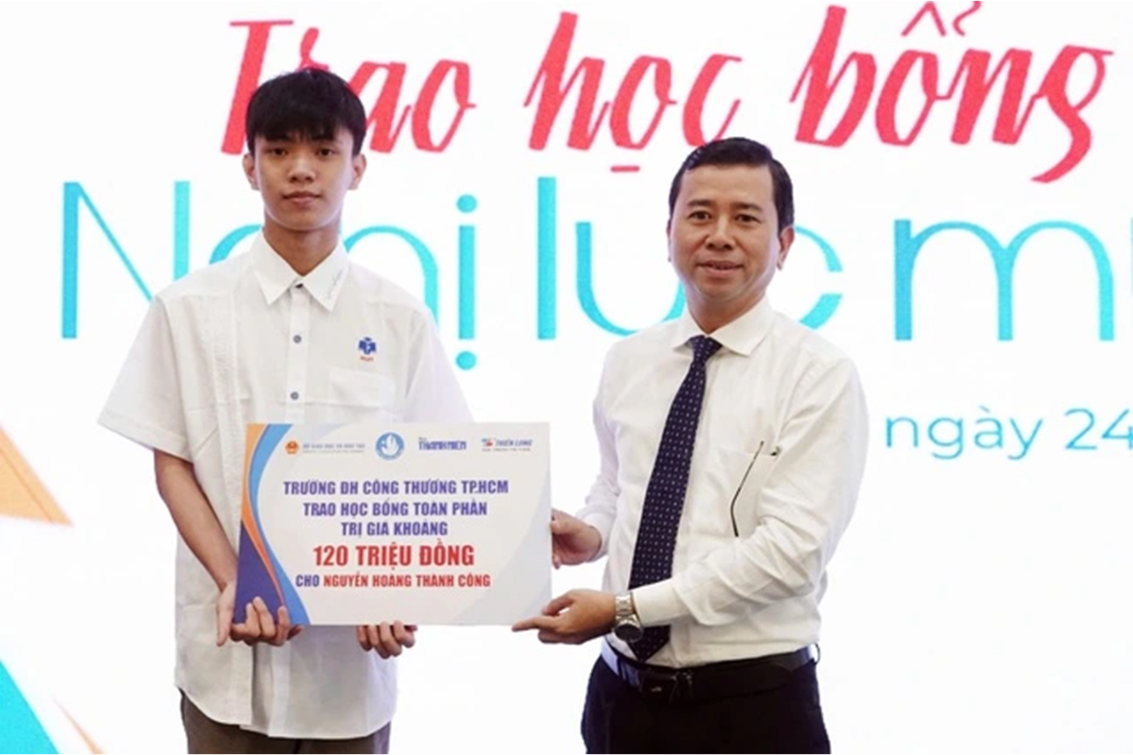 Cậu học trò hoàn cảnh khốn cùng được trường đại học cấp học bổng toàn phần