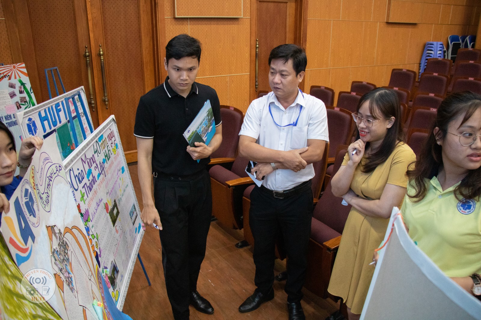 Trung tâm giáo dục Phổ thông tổ chức Vòng Chung kết cuộc thi làm Báo tường Chào mừng kỷ niệm 40 năm ngày thành lập Trường