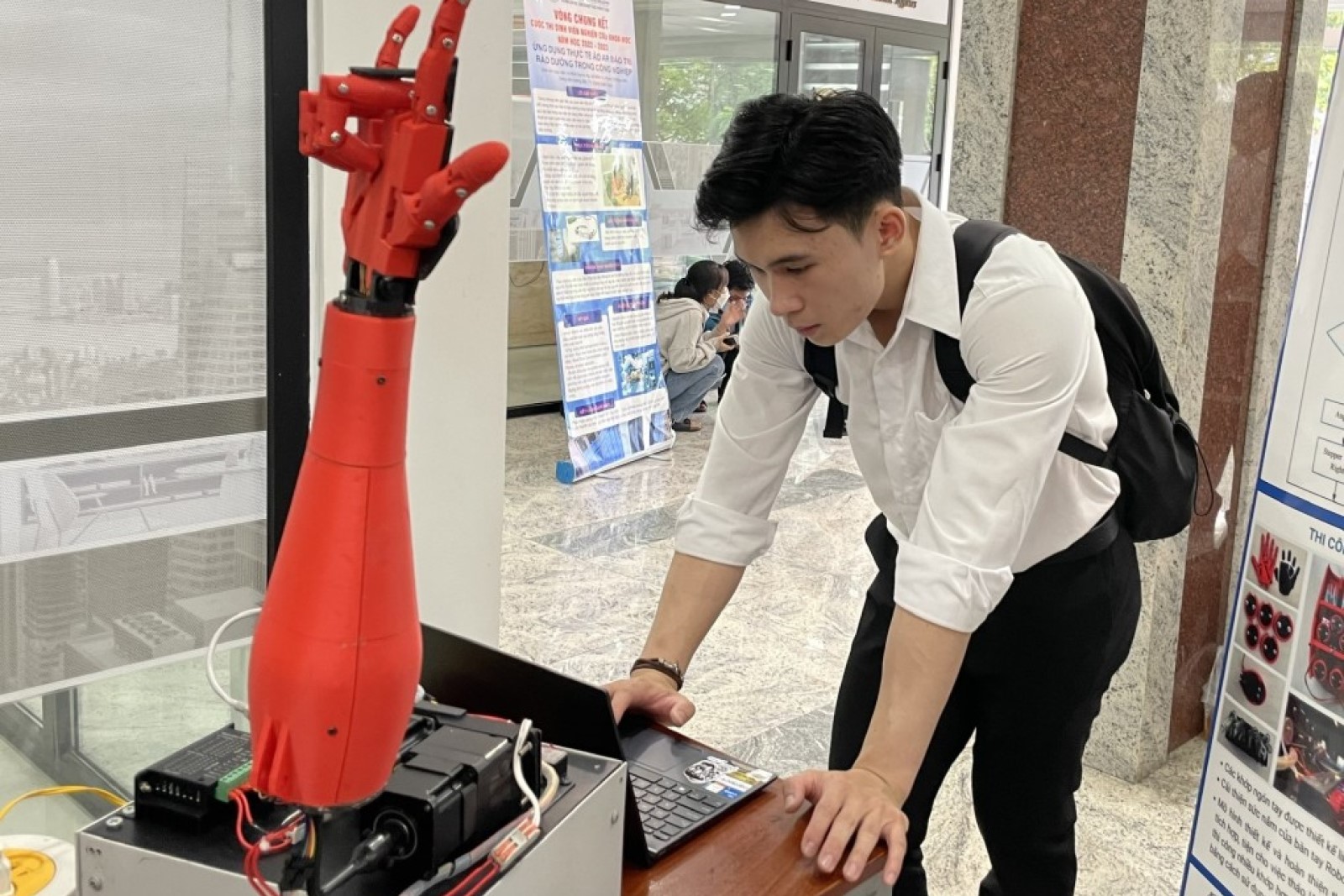Sinh viên làm cánh tay robot điều khiển bằng cử chỉ