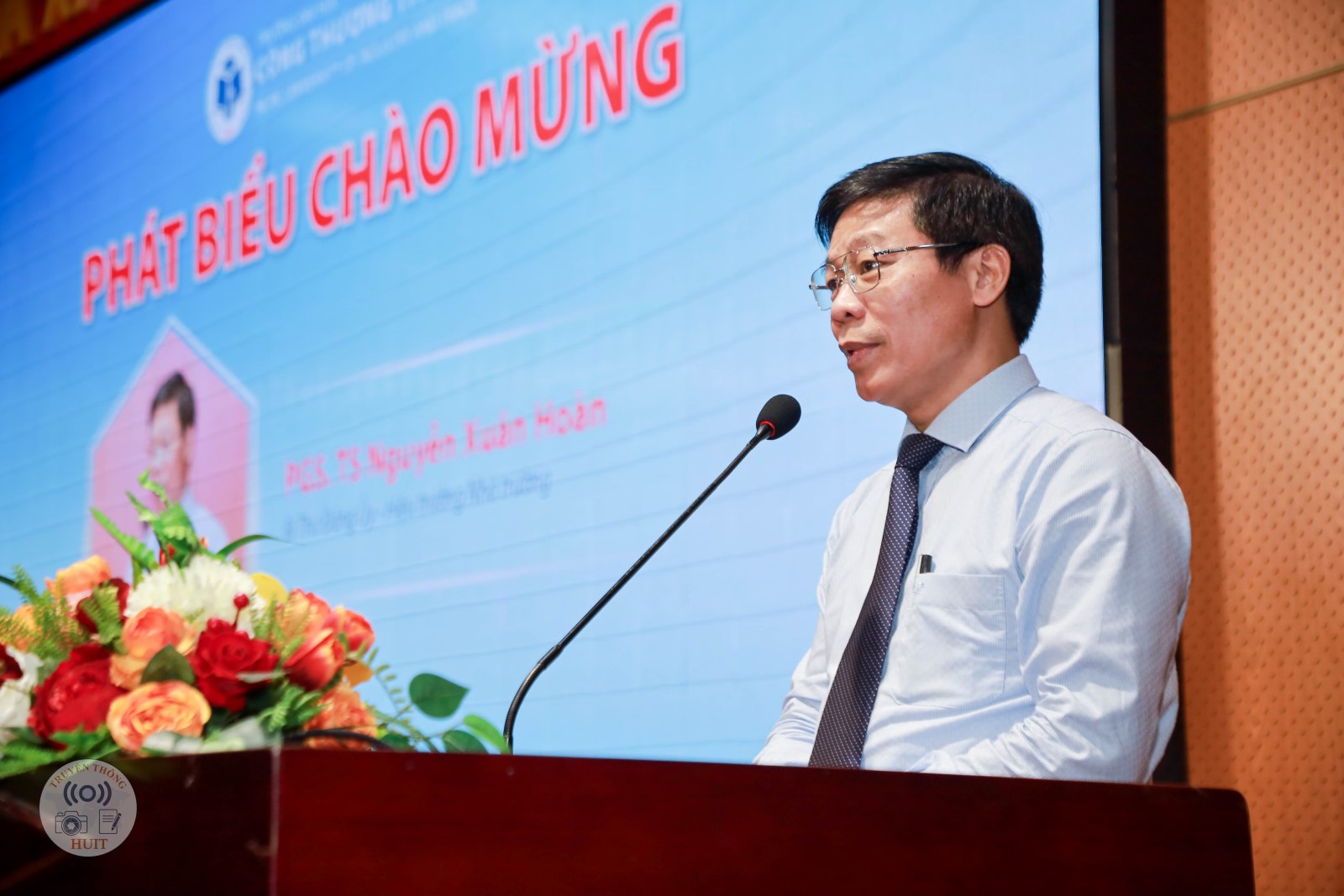 PGS.TS Nguyễn Xuân Hoàn – Bí thư Đảng ủy, Hiệu trường Nhà trường tuyên dương các hoạt động ĐMST&KN của tập thể cán bộ, giảng viên, sinh viên tại Nhà trường trong năm học 2023 - 2024